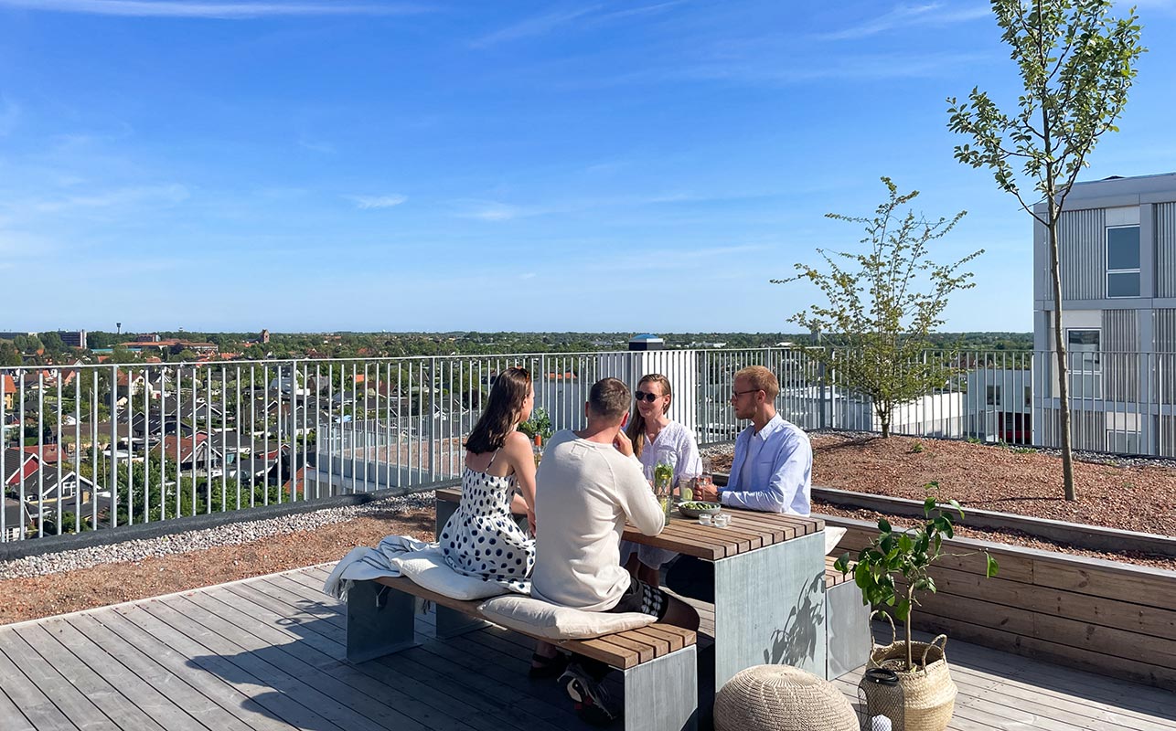 Gruppe venner hygger på tagterrasse